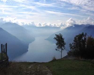 panorama lago di como in autunno