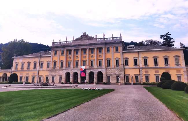 La facciata e il parco di Villa Olmo, una delle ville da vedere sul Lago di Como